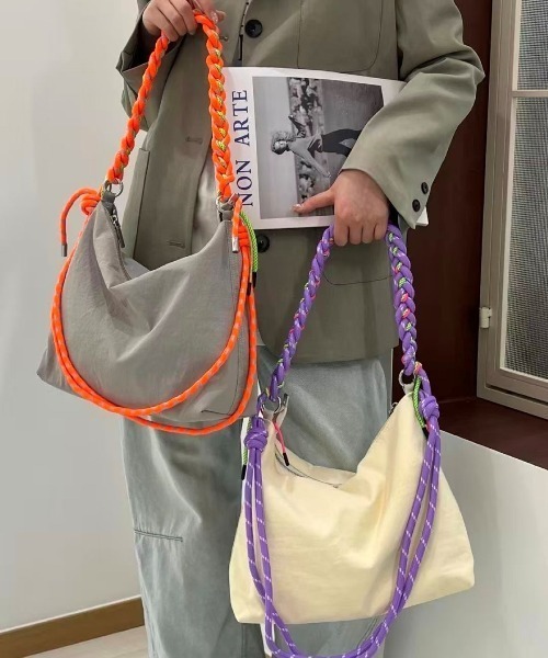 LETee(レティー)の「カラフルロープがアクセント!軽やかに持てるトレンドライクなショルダーバッグ(ショルダーバッグ・レディース・ブラック/レッド/グレー/パープル/グリーン/アイボリー・FREE)」の10枚目の写真