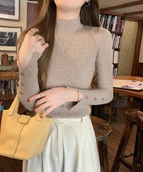 LUCPY(ラクピー)の「袖ボタンハイネックリブニットトップス(その他アウター・レディース・ホワイト/ブラック/ベージュ/アイボリー・FREE)」の4枚目の写真