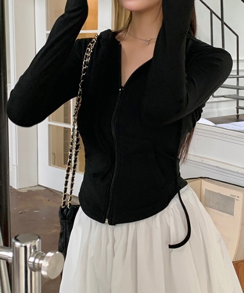 LUCPY(ラクピー)の「スリムフィットジップパーカー(パーカー・レディース・ホワイト/ブラック・SMALL/MEDIUM/LARGE)」の2枚目の写真