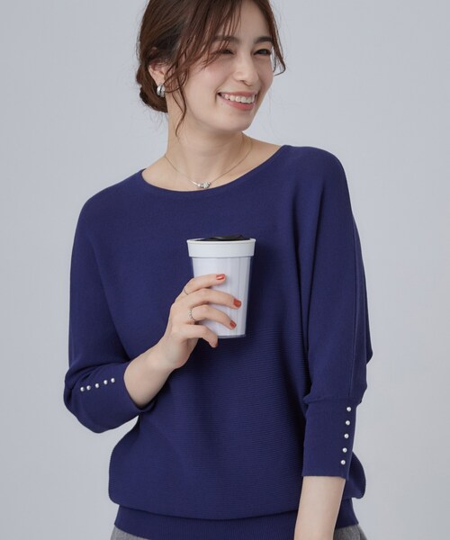 SHOO・LA・RUE(シューラルー)の「【毛玉になりにくい】パール調ボタンが女性らしさをプラス ガーター切替 7分袖ドルマンニット(ニット/セーター・レディース・アイボリー/ダークブラウン/ブルー系その他・00)」の3枚目の写真