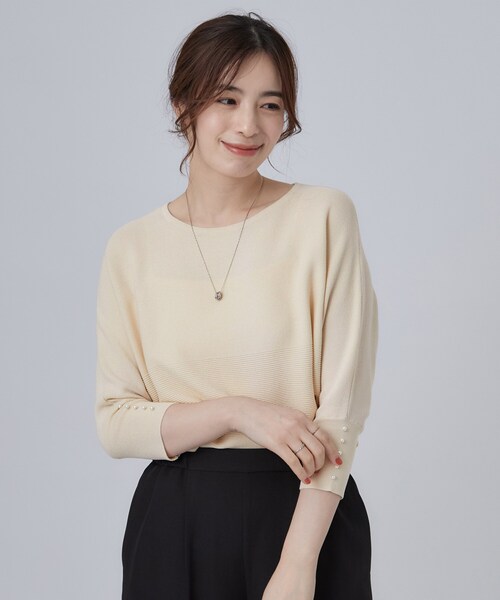 SHOO・LA・RUE(シューラルー)の「【毛玉になりにくい】パール調ボタンが女性らしさをプラス ガーター切替 7分袖ドルマンニット(ニット/セーター・レディース・アイボリー/ダークブラウン/ブルー系その他・00)」の4枚目の写真