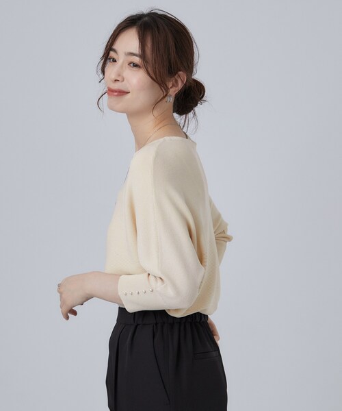 SHOO・LA・RUE(シューラルー)の「【毛玉になりにくい】パール調ボタンが女性らしさをプラス ガーター切替 7分袖ドルマンニット(ニット/セーター・レディース・アイボリー/ダークブラウン/ブルー系その他・00)」の5枚目の写真