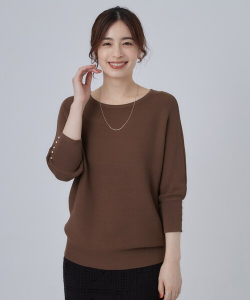 SHOO・LA・RUE(シューラルー)の「【毛玉になりにくい】パール調ボタンが女性らしさをプラス ガーター切替 7分袖ドルマンニット(ニット/セーター・レディース・アイボリー/ダークブラウン/ブルー系その他・00)」の16枚目の写真