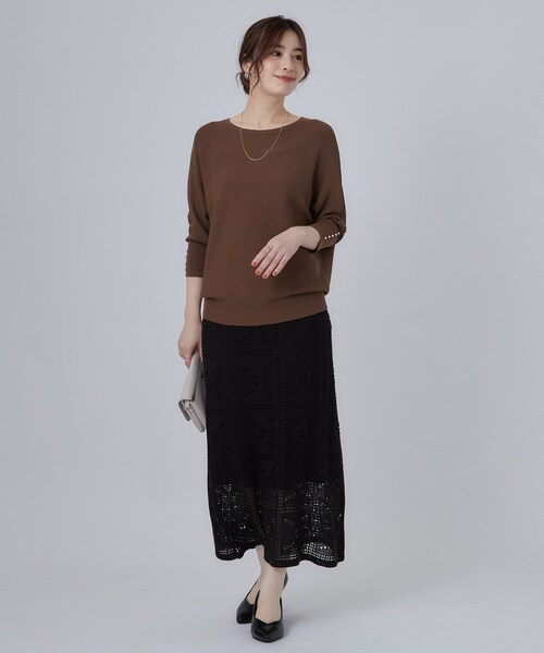 SHOO・LA・RUE(シューラルー)の「【毛玉になりにくい】パール調ボタンが女性らしさをプラス ガーター切替 7分袖ドルマンニット(ニット/セーター・レディース・アイボリー/ダークブラウン/ブルー系その他・00)」の18枚目の写真