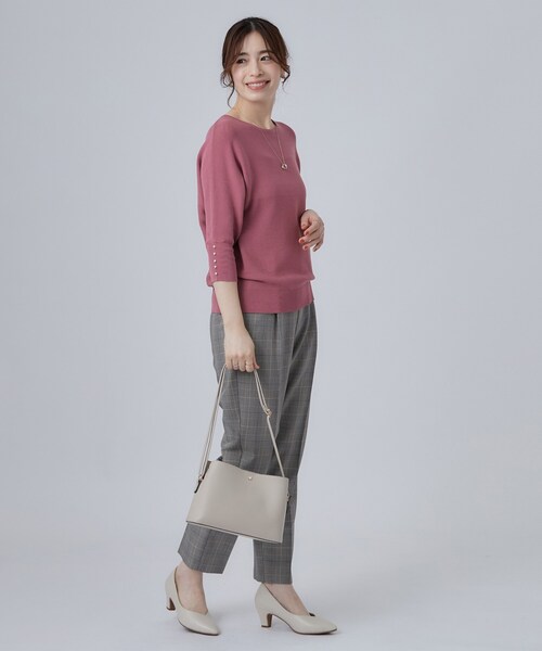 SHOO・LA・RUE(シューラルー)の「【毛玉になりにくい】パール調ボタンが女性らしさをプラス ガーター切替 7分袖ドルマンニット(ニット/セーター・レディース・アイボリー/ダークブラウン/ブルー系その他・00)」の22枚目の写真