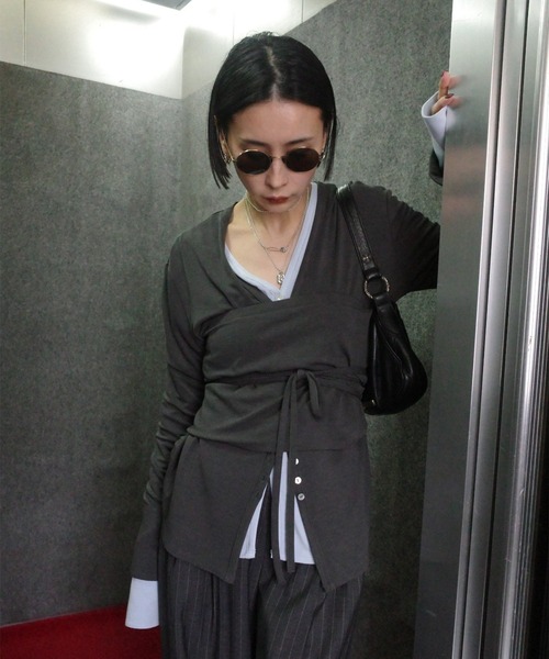 Ameri（アメリ）の「RELAX CUT TOP WITH 2WAY BARE TOP（Tシャツ/カットソー・レディース・アイボリー/スミクロ/ライトブルー・FREE）」の6枚目の写真