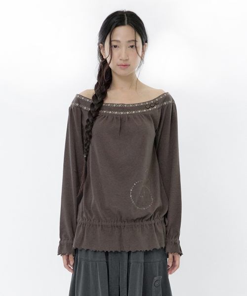 HUG YOUR SKIN（ハグユアスキン）の「ノルディック NEEDLE WORK オフショルダートップ (ブラウン)（Tシャツ/カットソー・レディース・その他・FREE）」の2枚目の写真