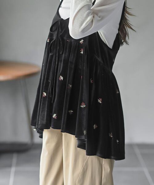 rps(アールピーエス)の「花刺繍ベロアキャミソール(キャミソール・レディース・ブラウン/ブラック/グレイッシュベージュ・フリー)」の11枚目の写真