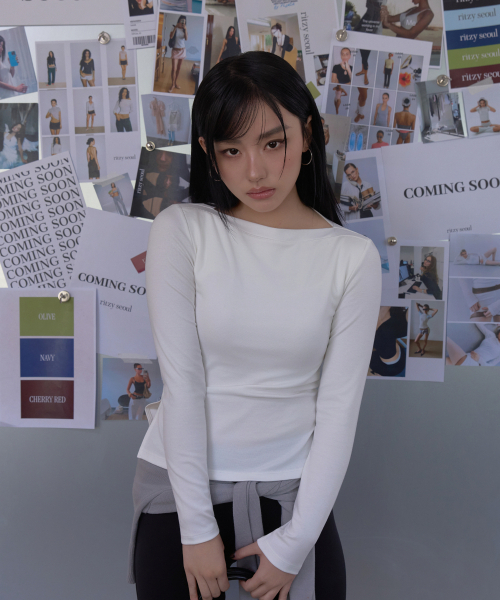 RITZYSEOUL（リッジソウル）の「[カップ内蔵] スリットボートネック ボディライン補正 長袖Tシャツ（Tシャツ/カットソー・レディース・ホワイト/チャコールグレー/ブラック/ネイビー/ダークグレー/ブラック×ブラック・SMALL/MEDIUM/LARGE）」の7枚目の写真