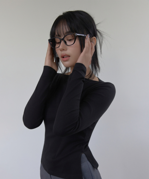 RITZYSEOUL（リッジソウル）の「[カップ内蔵] スリットボートネック ボディライン補正 長袖Tシャツ（Tシャツ/カットソー・レディース・ホワイト/チャコールグレー/ブラック/ネイビー/ダークグレー/ブラック×ブラック・SMALL/MEDIUM/LARGE）」の8枚目の写真