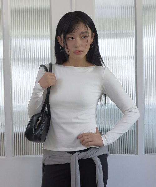 RITZYSEOUL（リッジソウル）の「[カップ内蔵] スリットボートネック ボディライン補正 長袖Tシャツ（Tシャツ/カットソー・レディース・ホワイト/チャコールグレー/ブラック/ネイビー/ダークグレー/ブラック×ブラック・SMALL/MEDIUM/LARGE）」の9枚目の写真