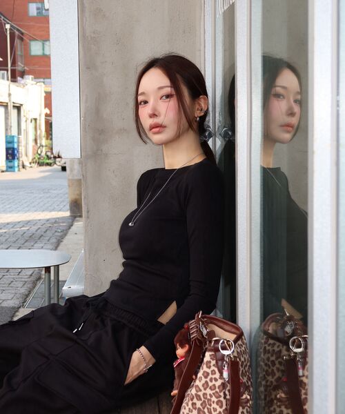 RITZYSEOUL（リッジソウル）の「[カップ内蔵] スリットボートネック ボディライン補正 長袖Tシャツ（Tシャツ/カットソー・レディース・ホワイト/チャコールグレー/ブラック/ネイビー/ダークグレー/ブラック×ブラック・SMALL/MEDIUM/LARGE）」の16枚目の写真