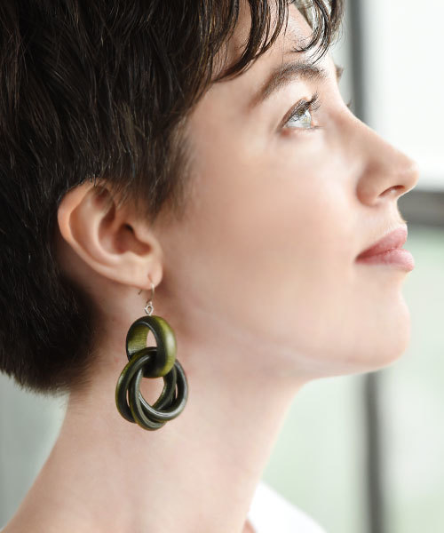marjour（マージュール）の「INFINITY WOOD PIERCE(EARRING)（ピアス（両耳用）・レディース・カーキ/マスタード/イエロー系その他/グリーン系その他・ﾌﾘ-）」の7枚目の写真