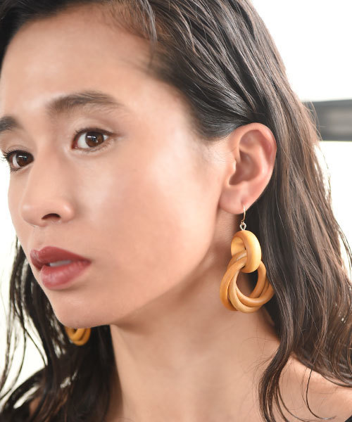 marjour（マージュール）の「INFINITY WOOD PIERCE(EARRING)（ピアス（両耳用）・レディース・カーキ/マスタード/イエロー系その他/グリーン系その他・ﾌﾘ-）」の9枚目の写真