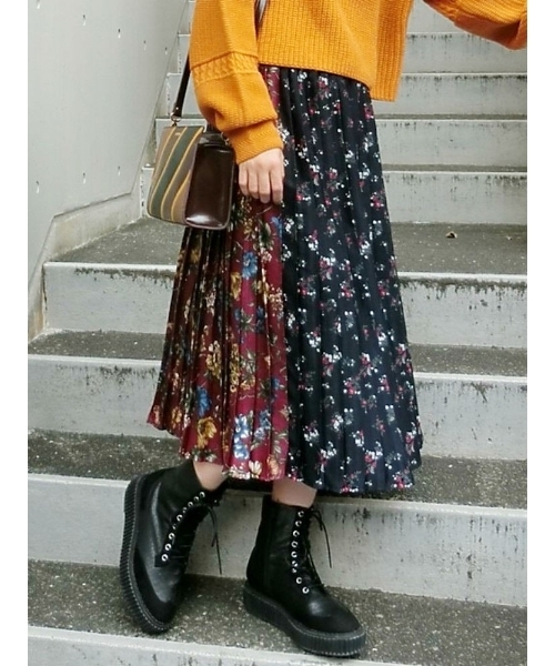 EVRIS（エヴリス）の「プリーツFLOWERコンビミディースカート（スカート・レディース・ネイビー/ボルドー/マスタード・FREE）」の3枚目の写真