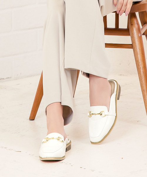 KOBE LETTUCE(コウベレタス)の「ビット付きスクエアトゥバブーシュローファーシューズ(サンダル・レディース・ホワイト系その他/ベージュ系その他/ホワイト/ブラック/ブラウン系その他/ブラック系その他/グレイッシュベージュ/ブラウン系その他2/ブラック系その他2/ホワイト系その他2/ベージュ系その他2・L/LL/M/S)」の2枚目の写真