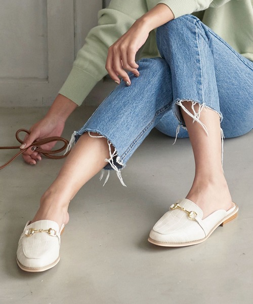 KOBE LETTUCE(コウベレタス)の「ビット付きスクエアトゥバブーシュローファーシューズ(サンダル・レディース・ホワイト系その他/ベージュ系その他/ホワイト/ブラック/ブラウン系その他/ブラック系その他/グレイッシュベージュ/ブラウン系その他2/ブラック系その他2/ホワイト系その他2/ベージュ系その他2・L/LL/M/S)」の3枚目の写真