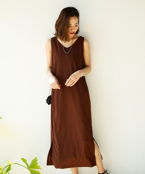 BAYFLOW(ベイフロー)の「Vネックノースリーブワンピース(ワンピース・レディース・ブラウン/レッド/イエロー/アイボリー・SMALL/MEDIUM)」の2枚目の写真