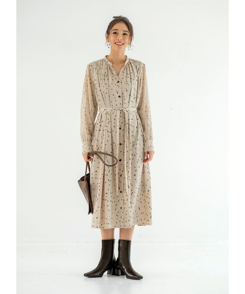 STYLE DELI(スタイルデリ)の「【LUXE】とばしペイント柄ギャザーワンピース(ワンピース・レディース・ブラック/ベージュ・01/02)」の17枚目の写真