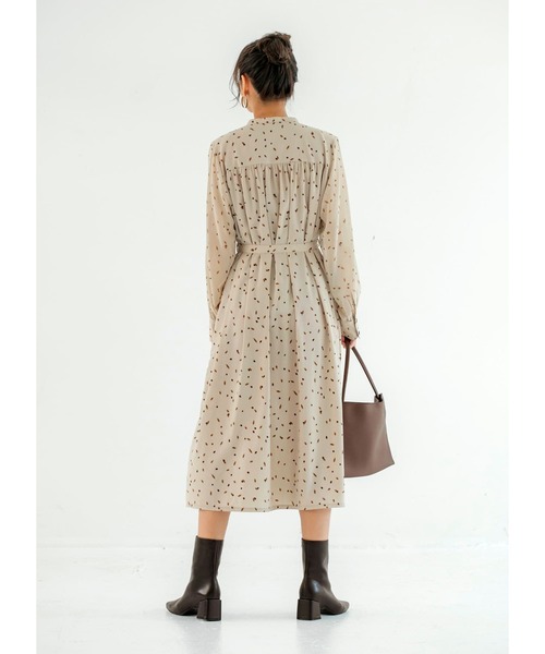 STYLE DELI(スタイルデリ)の「【LUXE】とばしペイント柄ギャザーワンピース(ワンピース・レディース・ブラック/ベージュ・01/02)」の22枚目の写真