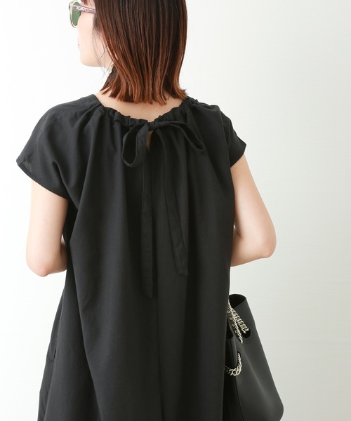 n'ee-ne（ネーネ）の「バックリボンVネックワンピース（ワンピース・レディース・キャメル/ブラック/モスグリーン・M）」の2枚目の写真