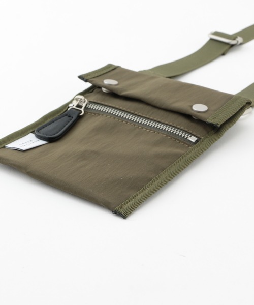 ADAM ET ROPE'（アダムエロペ）の「【CESSE】トラベルポーチ（ボディバッグ/ウエストポーチ・メンズ・ブラック/オリーブ・FREE）」の3枚目の写真