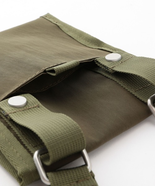 ADAM ET ROPE'（アダムエロペ）の「【CESSE】トラベルポーチ（ボディバッグ/ウエストポーチ・メンズ・ブラック/オリーブ・FREE）」の6枚目の写真