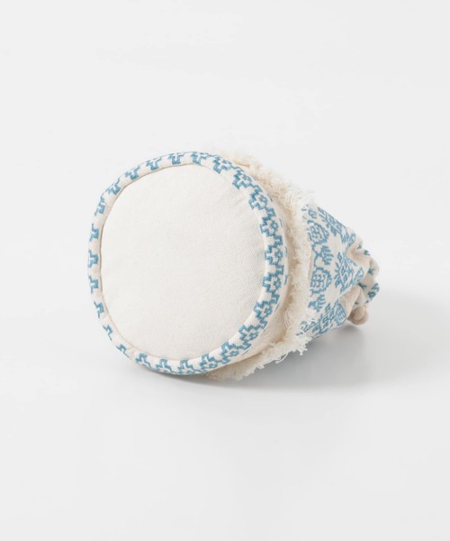 KBF（ケイビーエフ）の「フリンジ巾着BAG（ショルダーバッグ・レディース・ホワイト系その他・ONE）」の2枚目の写真