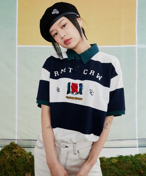 ROMANTIC CROWN（ロマンティッククラウン）の「【ROMANTIC CROWN】RMTC CLUB STRIPE POLO / ロマンティッククラウン クラブ ストライプ ロゴ ポロシャツ（ポロシャツ・メンズ・ネイビー/バーガンディー/グレー・SMALL/MEDIUM/X-LARGE/LARGE）」の2枚目の写真