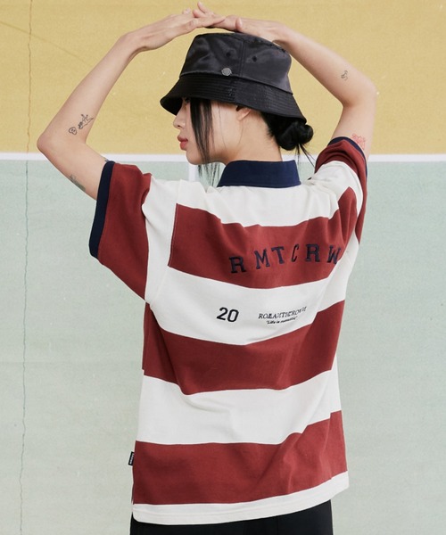 ROMANTIC CROWN（ロマンティッククラウン）の「【ROMANTIC CROWN】RMTC CLUB STRIPE POLO / ロマンティッククラウン クラブ ストライプ ロゴ ポロシャツ（ポロシャツ・メンズ・ネイビー/バーガンディー/グレー・SMALL/MEDIUM/X-LARGE/LARGE）」の3枚目の写真