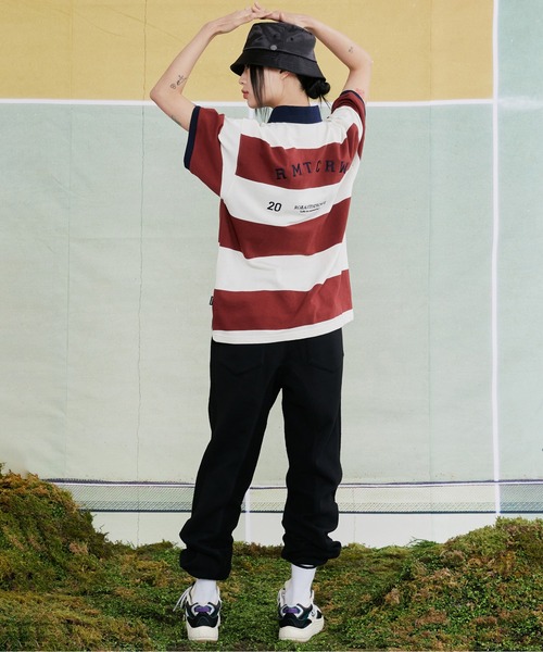 ROMANTIC CROWN（ロマンティッククラウン）の「【ROMANTIC CROWN】RMTC CLUB STRIPE POLO / ロマンティッククラウン クラブ ストライプ ロゴ ポロシャツ（ポロシャツ・メンズ・ネイビー/バーガンディー/グレー・SMALL/MEDIUM/X-LARGE/LARGE）」の5枚目の写真