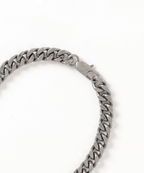 Guess(ゲス)の「KNIGHT FLOWER 8mm Curb 4DC Shield Necklace (Antique Silver)(ネックレス・メンズ・アンティークシルバー・ONE SIZE)」の2枚目の写真