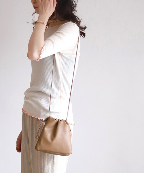 SLOBE IENA（スローブイエナ）の「【ESLOW/エスロー】ドローストリングショルダーバッグ◆（ショルダーバッグ・レディース・ホワイト/ブラック/パープル/キャメル・FREE）」の4枚目の写真