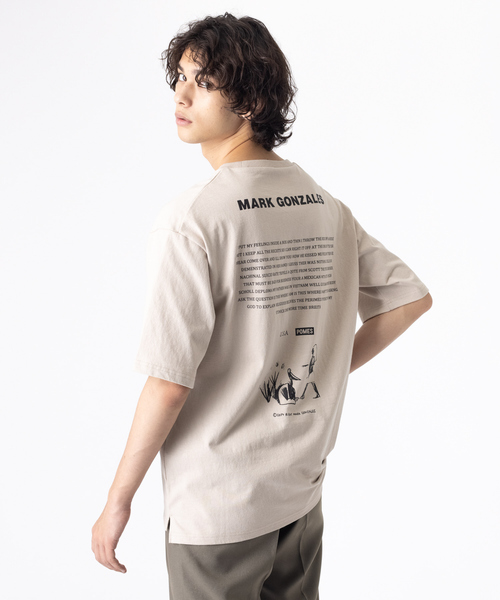 Mark Gonzales（マーク・ゴンザレス）の「【Mark Gonzales / マークゴンザレス】 別注 モノクロ バックプリント Tシャツ（Tシャツ/カットソー・メンズ・ホワイト/ブラック/ベージュ/ライラック・46/48）」の3枚目の写真
