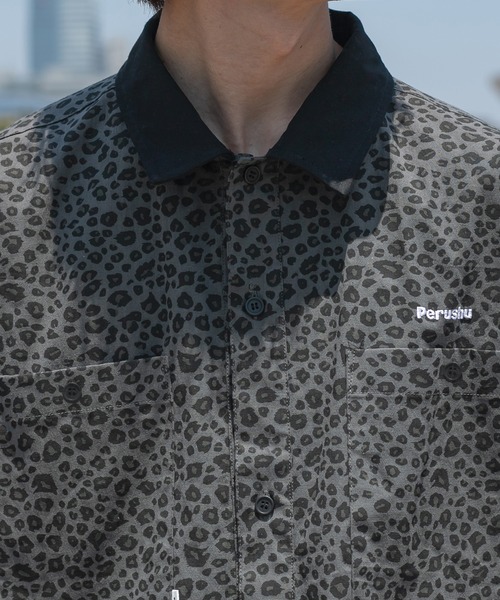 Perushu（ペルーシュ）の「レオパード柄クレリックシャツ（シャツ/ブラウス・メンズ・グレイッシュブルー/チャコールグレー・MEDIUM/LARGE）」の5枚目の写真