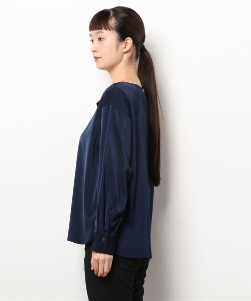 CLEARIMPRESSION (クリアインプレッション)の「キーネックブラウス(シャツ/ブラウス・レディース・ネイビー/オフホワイト/モカ・フリー)」の5枚目の写真