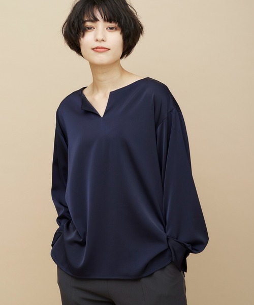 CLEARIMPRESSION (クリアインプレッション)の「キーネックブラウス(シャツ/ブラウス・レディース・ネイビー/オフホワイト/モカ・フリー)」の3枚目の写真