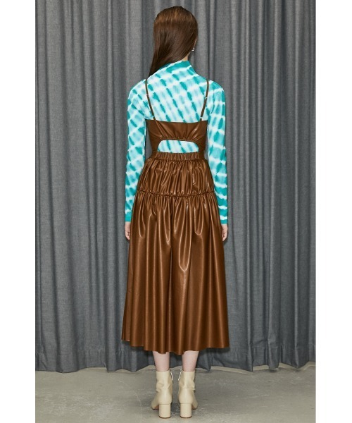 SLY(スライ)の「VEGAN LEATHER GATHER CAMI OP ビーガンレザー ギャザー キャミワンピース(ワンピース・レディース・ブラック/キャメル・FREE)」の5枚目の写真