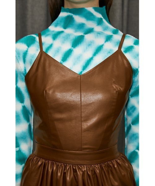 SLY(スライ)の「VEGAN LEATHER GATHER CAMI OP ビーガンレザー ギャザー キャミワンピース(ワンピース・レディース・ブラック/キャメル・FREE)」の10枚目の写真