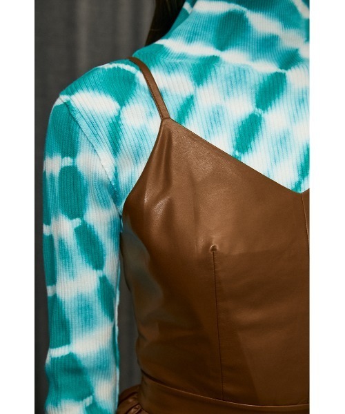 SLY(スライ)の「VEGAN LEATHER GATHER CAMI OP ビーガンレザー ギャザー キャミワンピース(ワンピース・レディース・ブラック/キャメル・FREE)」の7枚目の写真