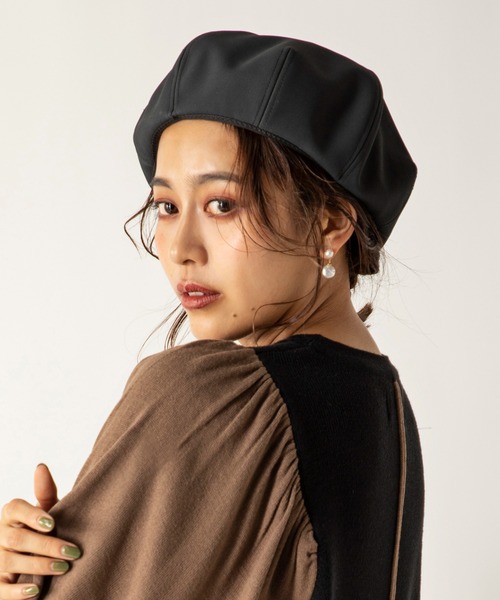 MILLION CARATS（ミリオンカラッツ）の「ワンランク上のお洒落を導くスエードベレー（ニットキャップ/ビーニー・レディース・ブラック/ベージュ・FREE）」の2枚目の写真