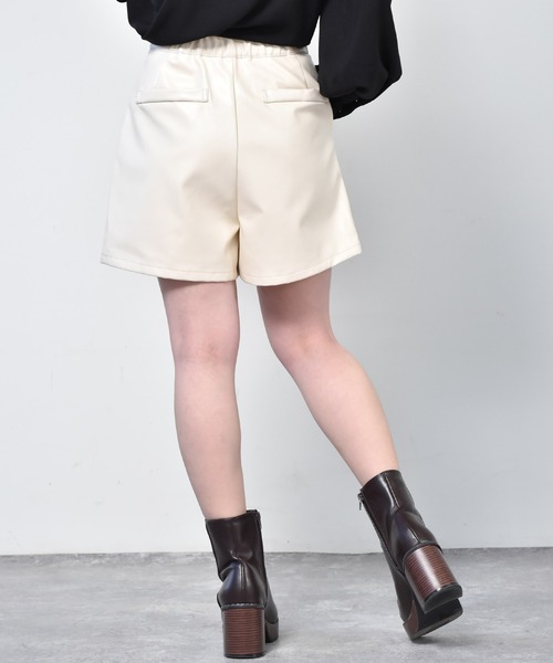 ems excite（エムズエキサイト）の「タックレザーショートパンツ（その他パンツ・レディース・ブラック/ダークブラウン/アイボリー/ライトグリーン・FREE）」の14枚目の写真