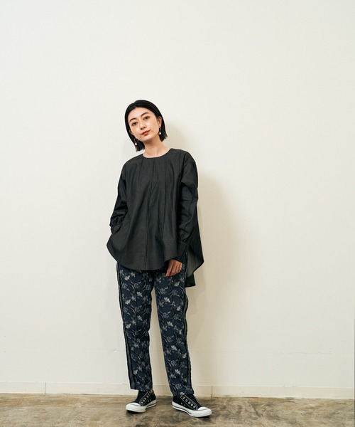 HERENCIA（ヘレンチア）の「ピンタックデザイン ライトデニム プルオーバー（シャツ/ブラウス・レディース・ワインレッド/スミクロ・MEDIUM）」の14枚目の写真