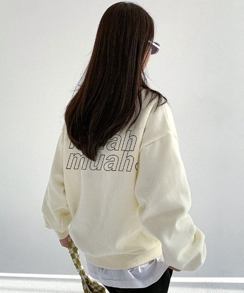 muahmuah(ムーアムーア)の「A'GEM/9 × .kom『muah muah/ムーアムーア』VIVID MUAH LOGO MTM/ヴィヴィットロゴ スウェットシャツ(スウェット・レディース・グレー/インディゴブルー/ブラック/アイボリー・FREE)」の2枚目の写真