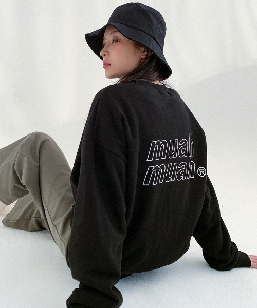 muahmuah(ムーアムーア)の「A'GEM/9 × .kom『muah muah/ムーアムーア』VIVID MUAH LOGO MTM/ヴィヴィットロゴ スウェットシャツ(スウェット・レディース・グレー/インディゴブルー/ブラック/アイボリー・FREE)」の3枚目の写真