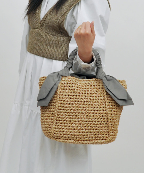 cache cache(カシュ カシュ)の「カシュカシュ cachecache / 下がりリボンペーパー手編みトートバッグ(かごバッグ・レディース・ラベンダー/ブラック/グレー/ベージュ/グリーン/マスタード・FREE)」の3枚目の写真