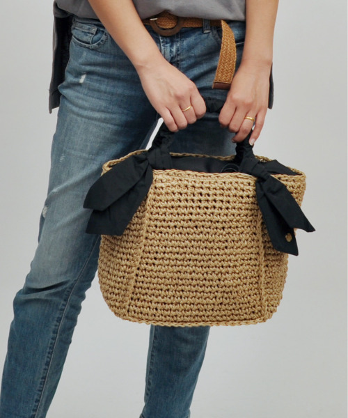 cache cache(カシュ カシュ)の「カシュカシュ cachecache / 下がりリボンペーパー手編みトートバッグ(かごバッグ・レディース・ラベンダー/ブラック/グレー/ベージュ/グリーン/マスタード・FREE)」の2枚目の写真