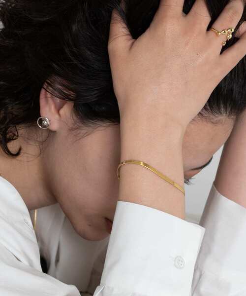 SMELLY（スメリー）の「SMELLY so'　タイラスネークチェーンブレスレット（ブレスレット・レディース・ゴールド・-）」の2枚目の写真