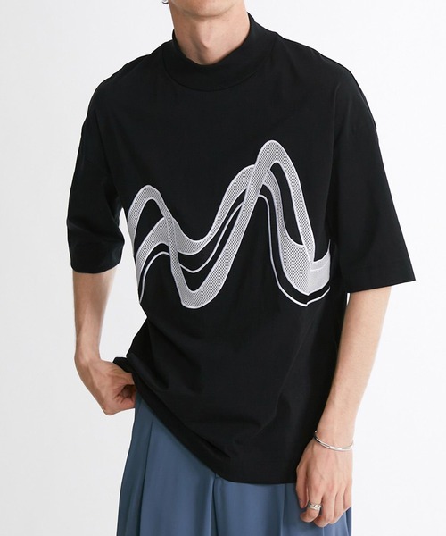 UNITED TOKYO(ユナイテッドトウキョウ)の「ウェーブグラフィックモックネックTEE(Tシャツ/カットソー・メンズ・ホワイト/ブラック・1/2/3)」の2枚目の写真