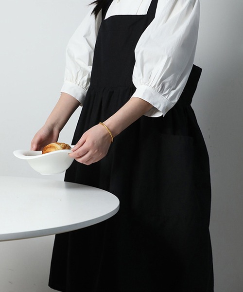 aimoha(アイモハ)の「そのままお出かけもできるドレスのようなエプロン(エプロン・レディース・ブラック/ベージュ/オフホワイト/グリーン/チョコ・FREE)」の1枚目の写真